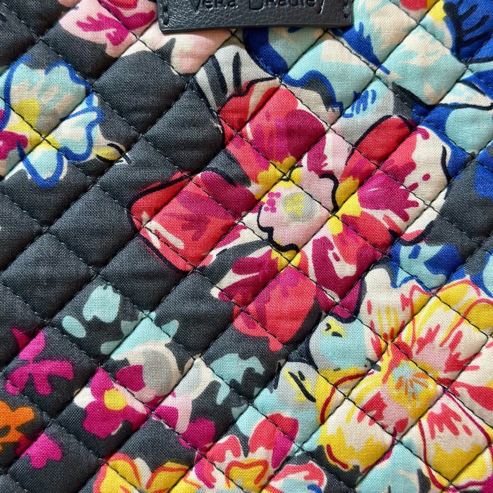 Tote In Pretty Poises - Picture 5 of 9